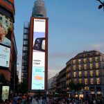 Pantalla de cartelería digital dooh en la Plaza de Callao