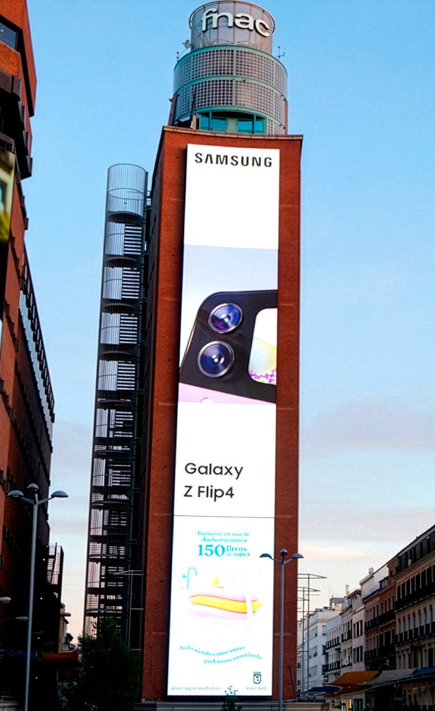 Pantalla LED de gran formato instalada en edificio FNAC Madrid